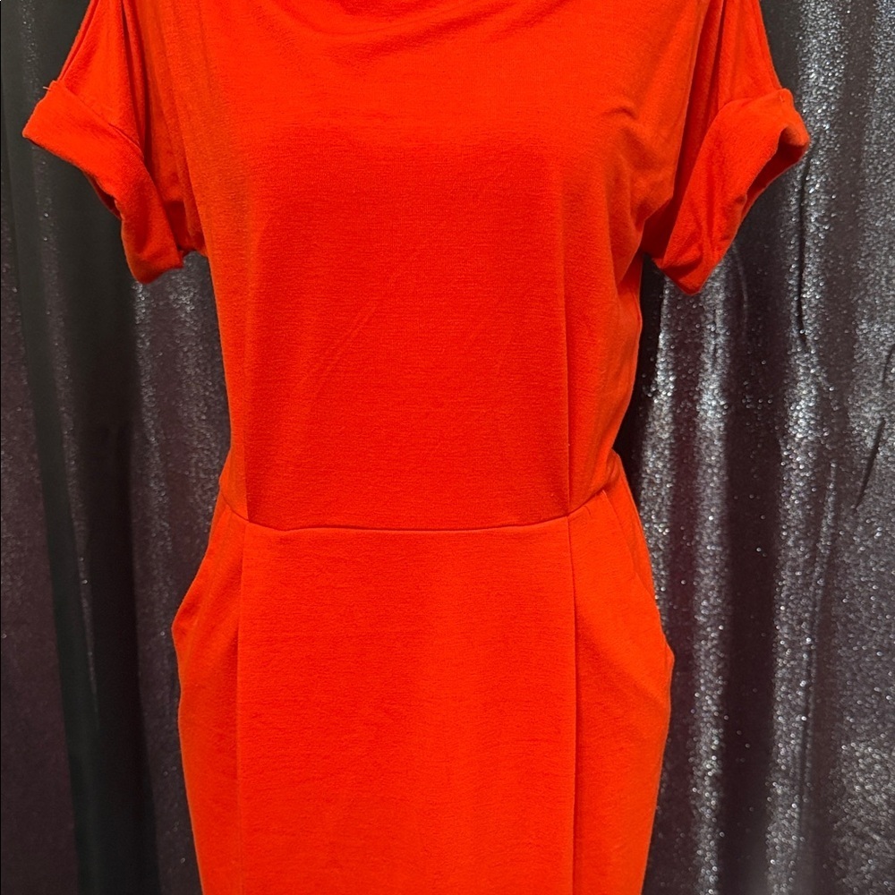 Chic Scarlet Midi Dress - Picture 6 of 6